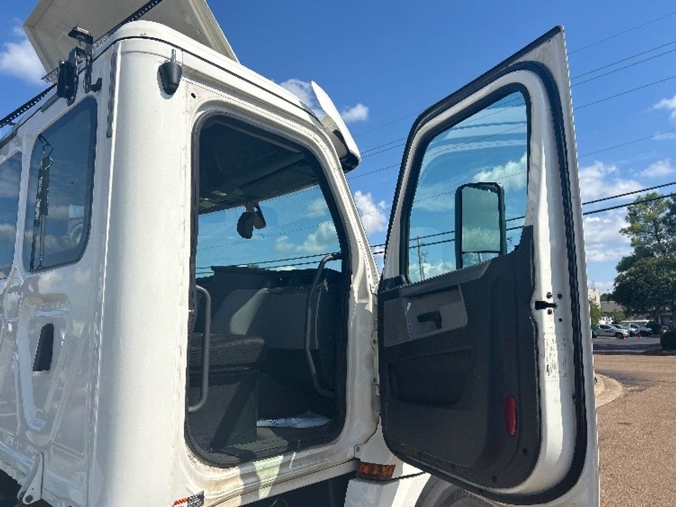 Day Cab Tractor-Heavy Duty Tractors-Freightliner-2019-T12642ST-Richland-MS-336,212\n\t\tmiles-$ 44,000 - Image 12
