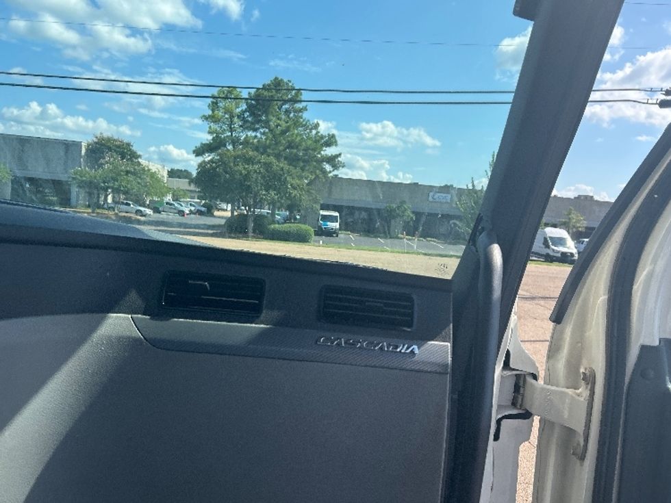 Day Cab Tractor-Heavy Duty Tractors-Freightliner-2019-T12642ST-Richland-MS-336,212\n\t\tmiles-$ 44,000 - Image 13