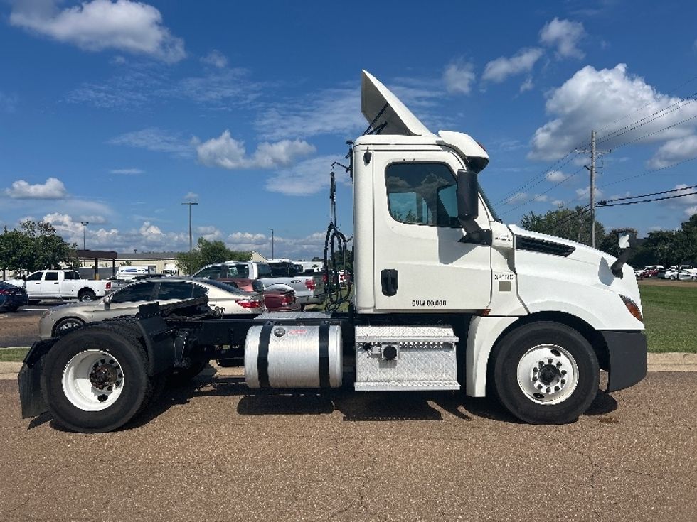 Day Cab Tractor-Heavy Duty Tractors-Freightliner-2019-T12642ST-Richland-MS-336,212\n\t\tmiles-$ 44,000 - Image 8