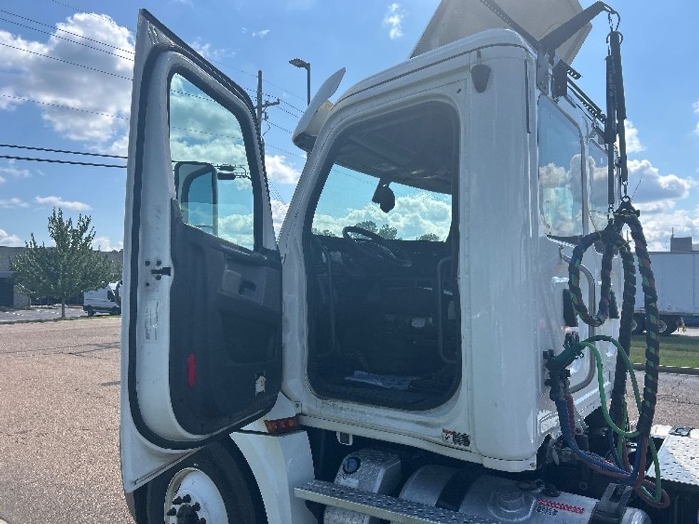 Day Cab Tractor-Heavy Duty Tractors-Freightliner-2019-T12642ST-Richland-MS-336,212\n\t\tmiles-$ 44,000 - Image 9