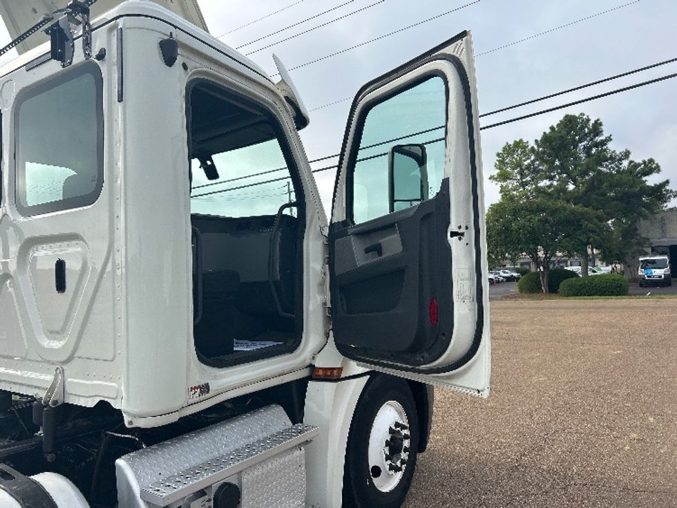 Day Cab Tractor-Heavy Duty Tractors-Freightliner-2019-T12642ST-Richland-MS-368,089\n\t\tmiles-$ 42,250 - Image 12