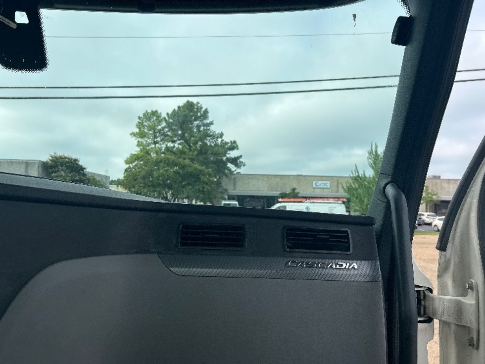 Day Cab Tractor-Heavy Duty Tractors-Freightliner-2019-T12642ST-Richland-MS-368,089\n\t\tmiles-$ 42,250 - Image 13