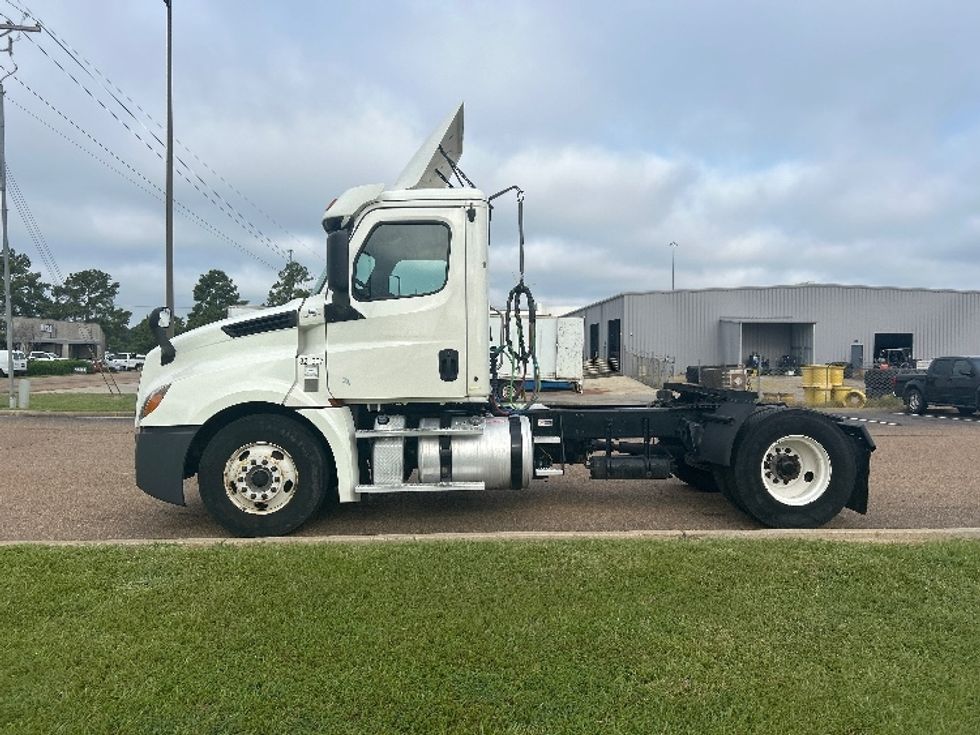 Day Cab Tractor-Heavy Duty Tractors-Freightliner-2019-T12642ST-Richland-MS-368,089\n\t\tmiles-$ 42,250 - Image 4
