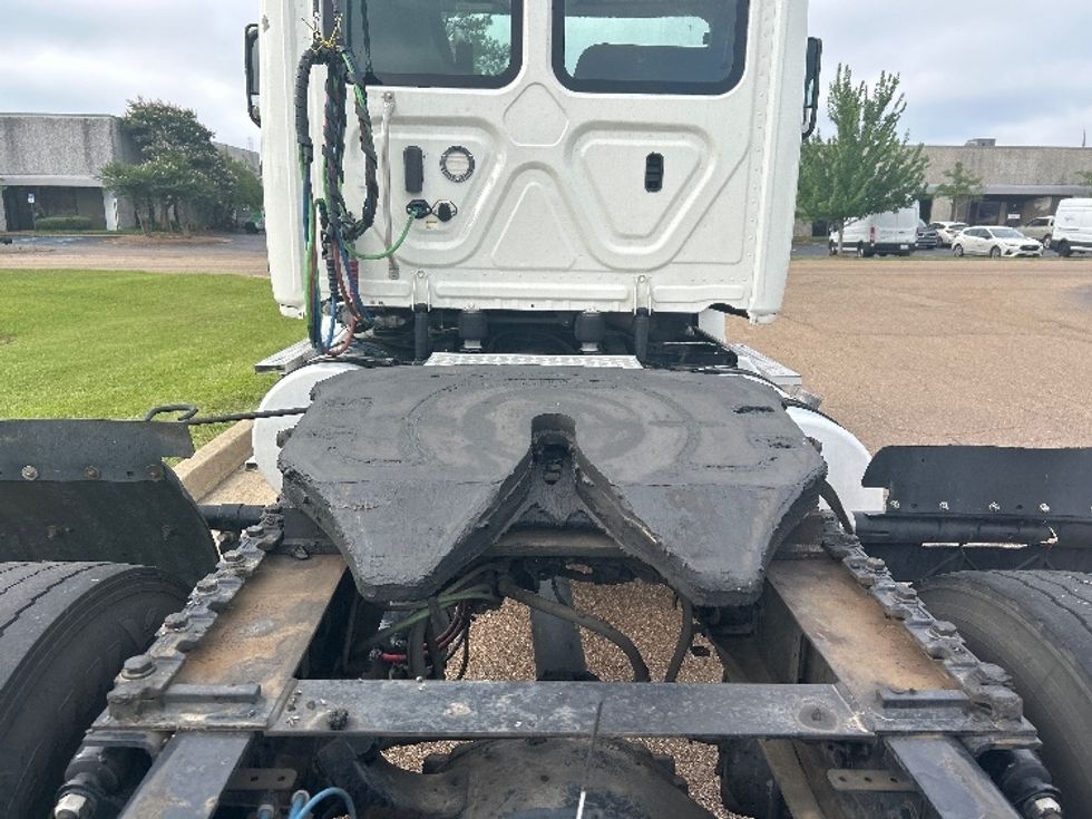 Day Cab Tractor-Heavy Duty Tractors-Freightliner-2019-T12642ST-Richland-MS-368,089\n\t\tmiles-$ 42,250 - Image 6