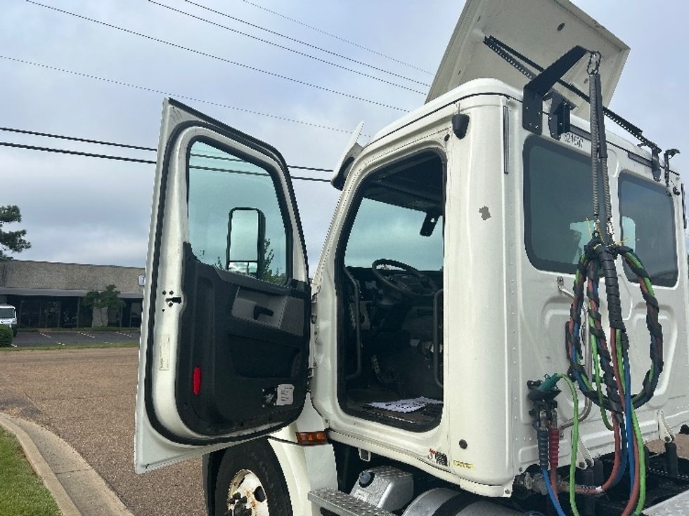 Day Cab Tractor-Heavy Duty Tractors-Freightliner-2019-T12642ST-Richland-MS-368,089\n\t\tmiles-$ 42,250 - Image 9