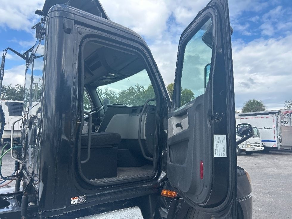 Day Cab Tractor-Heavy Duty Tractors-Freightliner-2019-T12642ST-Riviera Beach-FL-135,002\n\t\tmiles-$ 50,250 - Image 12