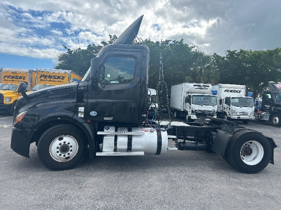 Day Cab Tractor-Heavy Duty Tractors-Freightliner-2019-T12642ST-Riviera Beach-FL-135,002\n\t\tmiles-$ 50,250 - Image 4