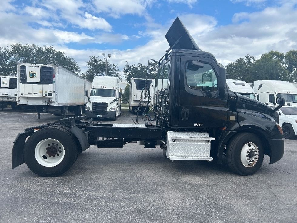 Day Cab Tractor-Heavy Duty Tractors-Freightliner-2019-T12642ST-Riviera Beach-FL-135,002\n\t\tmiles-$ 50,250 - Image 8