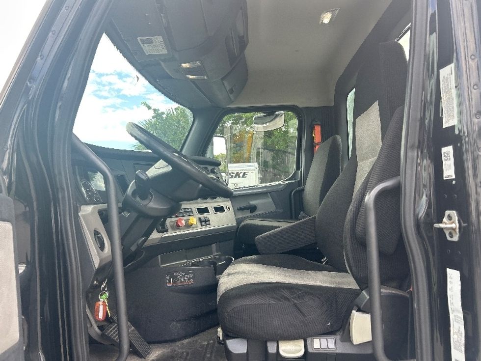Day Cab Tractor-Heavy Duty Tractors-Freightliner-2019-T12642ST-Riviera Beach-FL-135,002\n\t\tmiles-$ 50,250 - Image 9