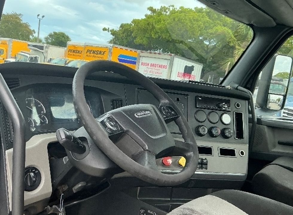 Day Cab Tractor-Heavy Duty Tractors-Freightliner-2019-T12642ST-Riviera Beach-FL-186,929\n\t\tmiles-$ 44,500 - Image 10