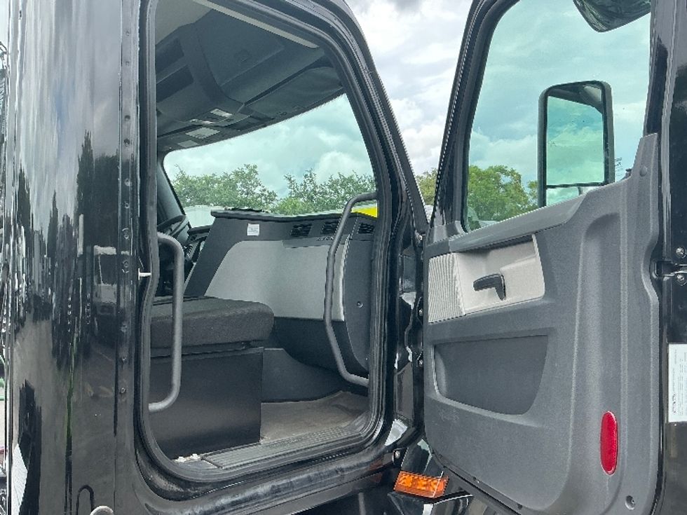 Day Cab Tractor-Heavy Duty Tractors-Freightliner-2019-T12642ST-Riviera Beach-FL-186,929\n\t\tmiles-$ 44,500 - Image 11