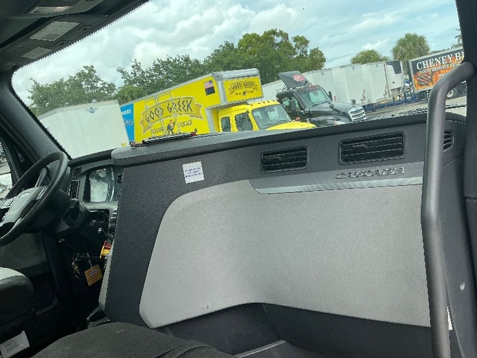 Day Cab Tractor-Heavy Duty Tractors-Freightliner-2019-T12642ST-Riviera Beach-FL-186,929\n\t\tmiles-$ 44,500 - Image 12