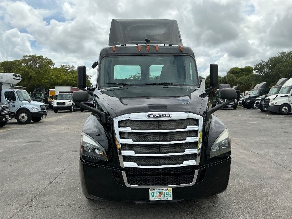 Day Cab Tractor-Heavy Duty Tractors-Freightliner-2019-T12642ST-Riviera Beach-FL-186,929\n\t\tmiles-$ 44,500 - Image 2