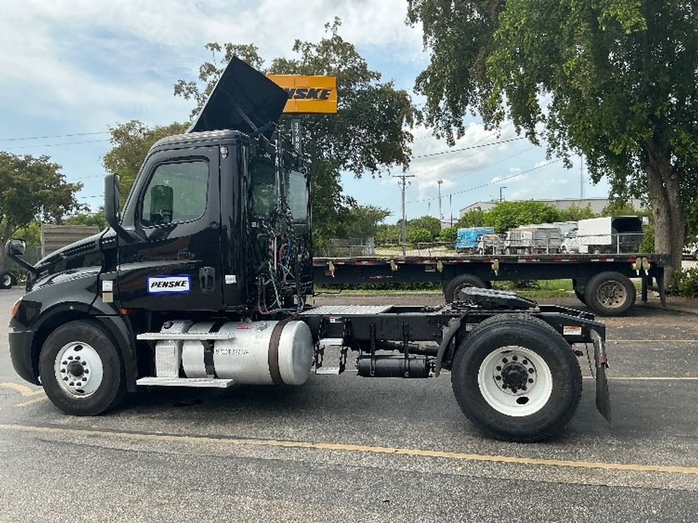 Day Cab Tractor-Heavy Duty Tractors-Freightliner-2019-T12642ST-Riviera Beach-FL-186,929\n\t\tmiles-$ 44,500 - Image 4