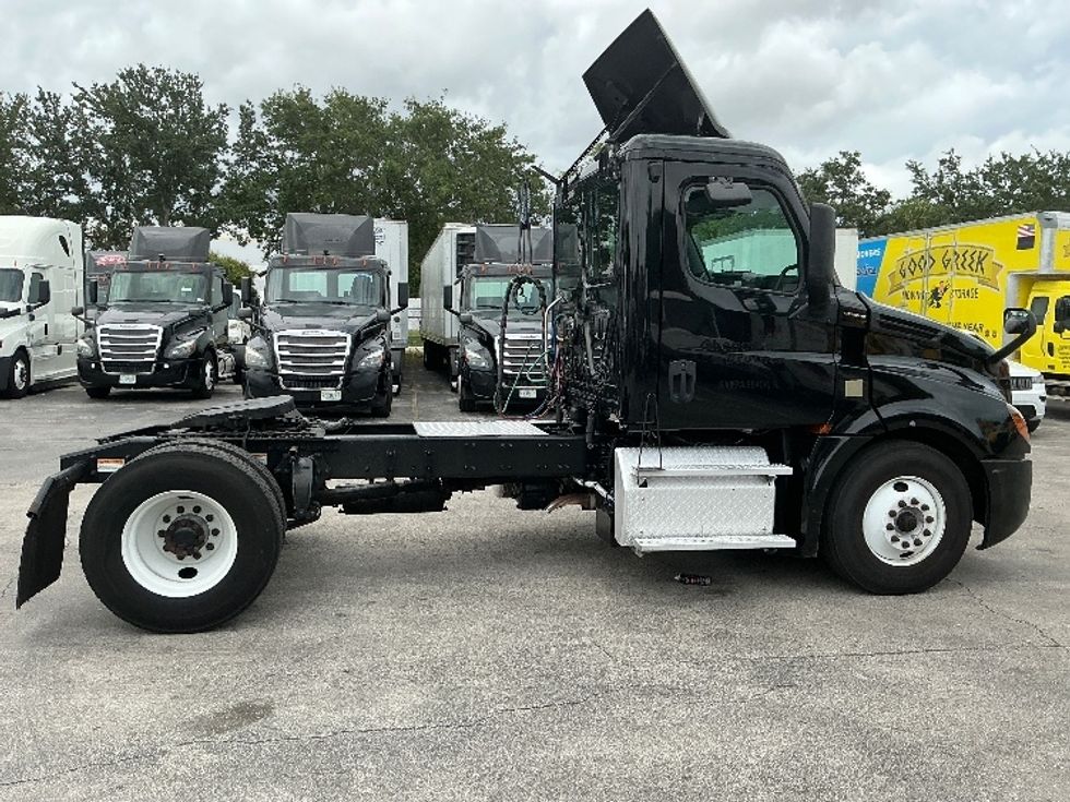 Day Cab Tractor-Heavy Duty Tractors-Freightliner-2019-T12642ST-Riviera Beach-FL-186,929\n\t\tmiles-$ 44,500 - Image 8