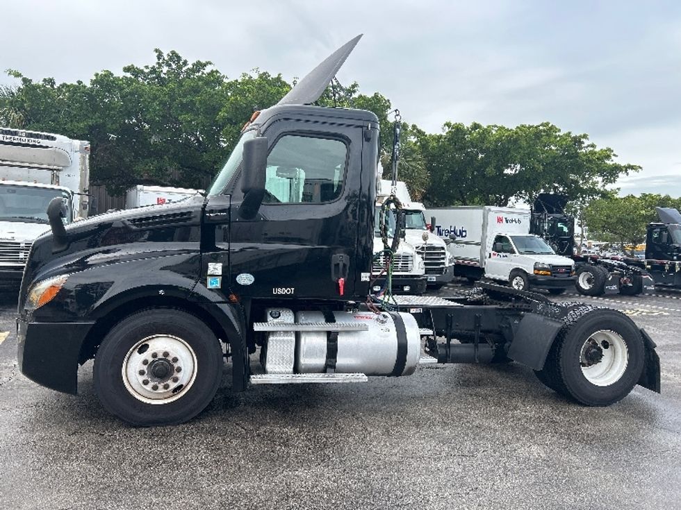 Day Cab Tractor-Heavy Duty Tractors-Freightliner-2019-T12642ST-Riviera Beach-FL-226,391\n\t\tmiles-$ 45,500 - Image 4