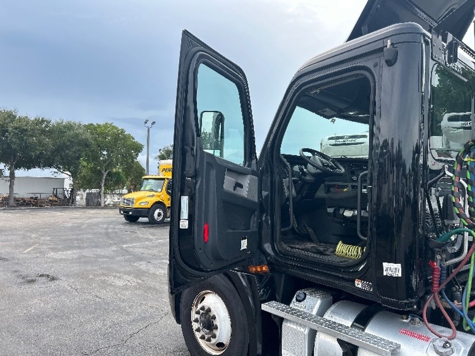 Day Cab Tractor-Heavy Duty Tractors-Freightliner-2019-T12642ST-Riviera Beach-FL-226,391\n\t\tmiles-$ 45,500 - Image 9