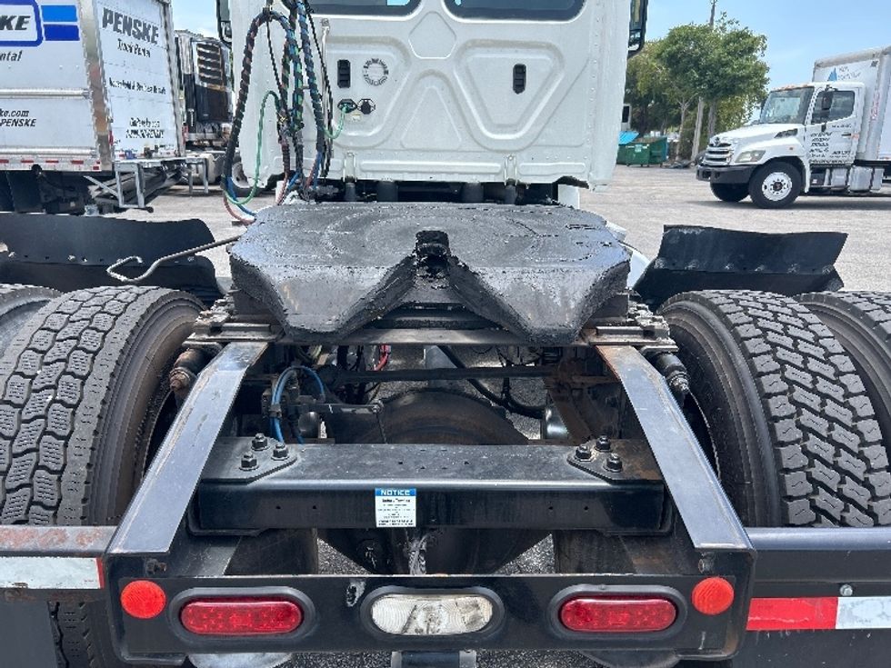 Day Cab Tractor-Heavy Duty Tractors-Freightliner-2019-T12642ST-Riviera Beach-FL-274,895\n\t\tmiles-$ 47,250 - Image 6