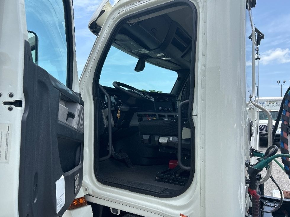 Day Cab Tractor-Heavy Duty Tractors-Freightliner-2019-T12642ST-Riviera Beach-FL-274,895\n\t\tmiles-$ 47,250 - Image 9