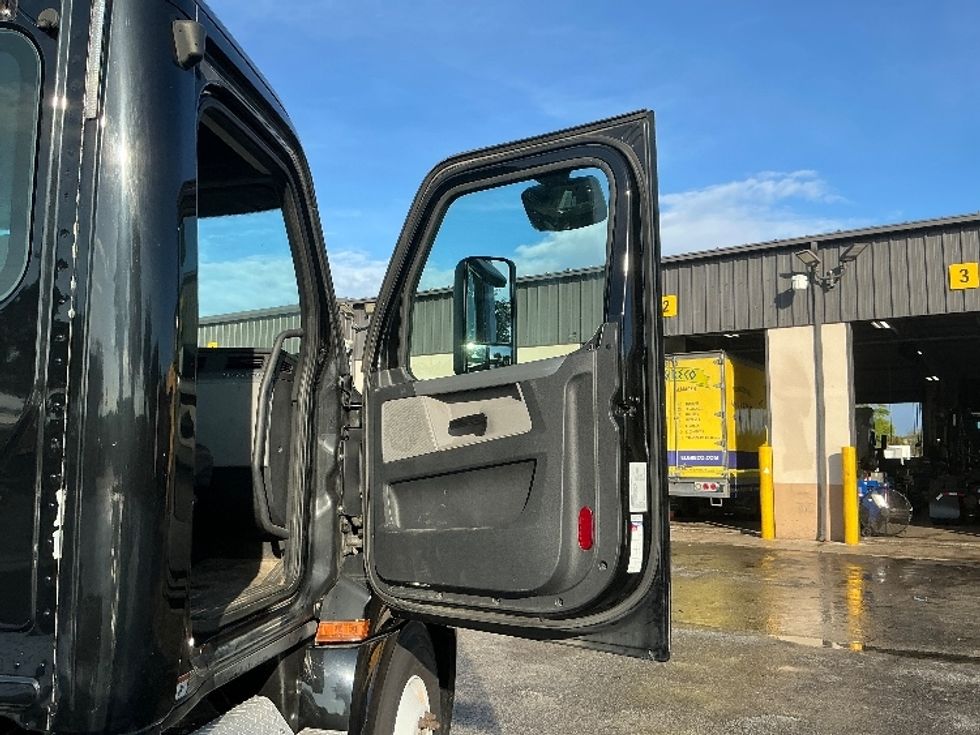 Day Cab Tractor-Heavy Duty Tractors-Freightliner-2019-T12642ST-Riviera Beach-FL-418,267\n\t\tmiles-$ 34,750 - Image 12
