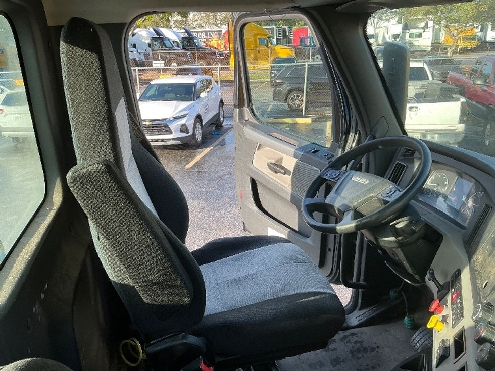 Day Cab Tractor-Heavy Duty Tractors-Freightliner-2019-T12642ST-Riviera Beach-FL-418,267\n\t\tmiles-$ 34,750 - Image 14