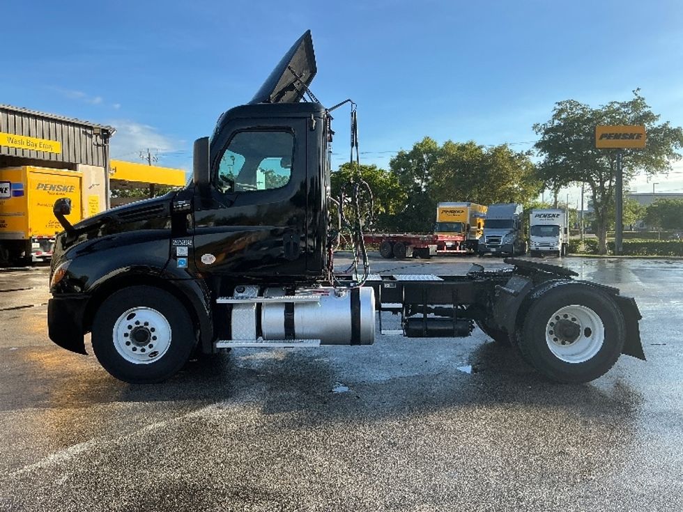 Day Cab Tractor-Heavy Duty Tractors-Freightliner-2019-T12642ST-Riviera Beach-FL-418,267\n\t\tmiles-$ 34,750 - Image 4