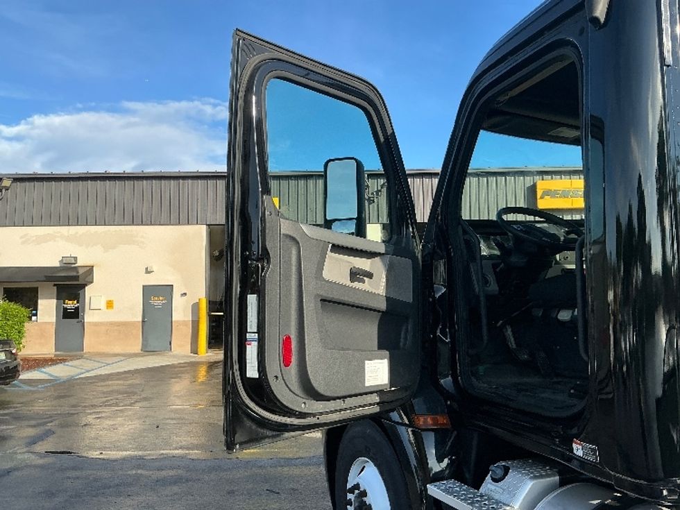 Day Cab Tractor-Heavy Duty Tractors-Freightliner-2019-T12642ST-Riviera Beach-FL-418,267\n\t\tmiles-$ 34,750 - Image 9