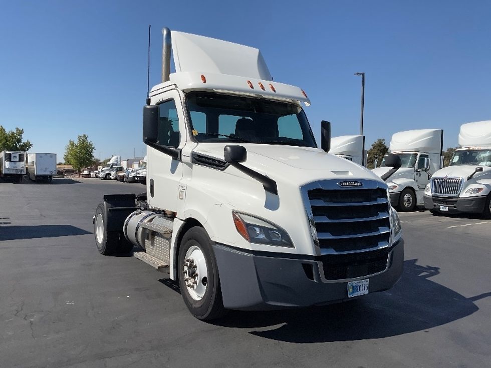 Day Cab Tractor-Heavy Duty Tractors-Freightliner-2019-T12642ST-Sacramento-CA-217,709\n\t\tmiles-$ 55,750 - Image 1