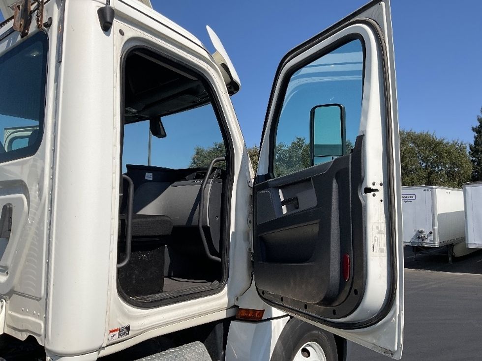 Day Cab Tractor-Heavy Duty Tractors-Freightliner-2019-T12642ST-Sacramento-CA-217,709\n\t\tmiles-$ 55,750 - Image 12