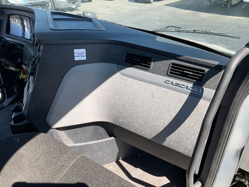 Day Cab Tractor-Heavy Duty Tractors-Freightliner-2019-T12642ST-Sacramento-CA-217,709\n\t\tmiles-$ 55,750 - Image 13