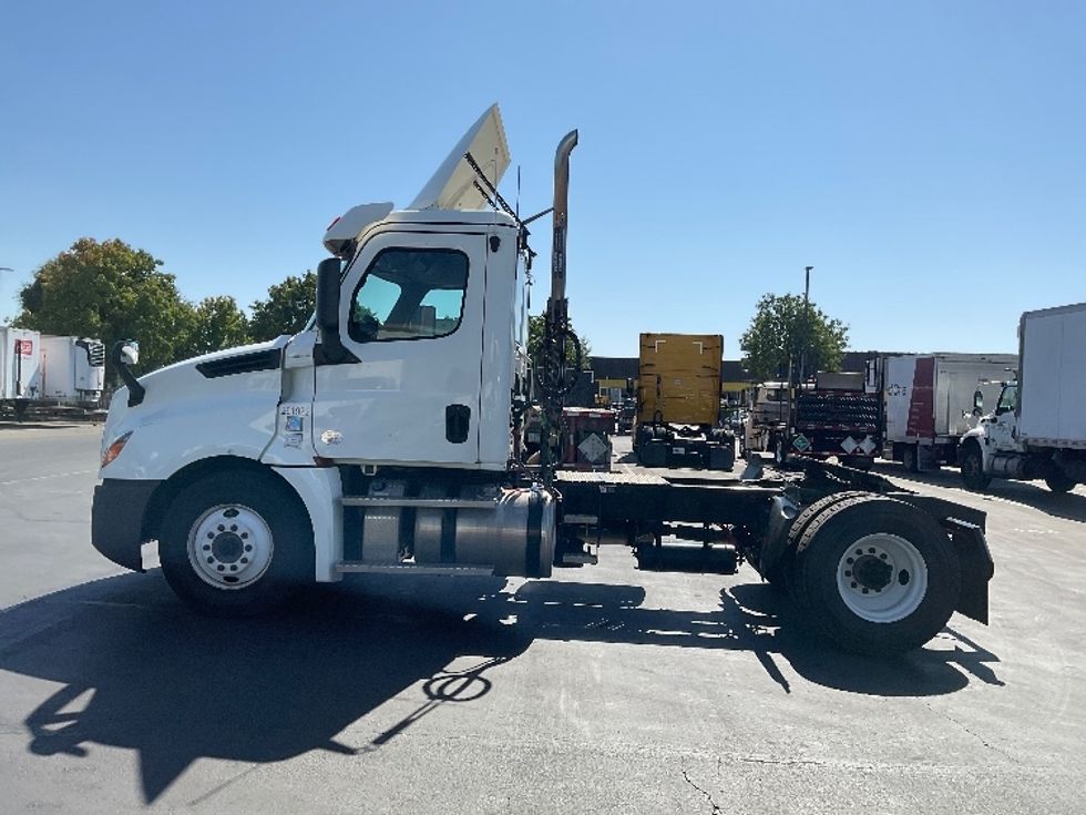 Day Cab Tractor-Heavy Duty Tractors-Freightliner-2019-T12642ST-Sacramento-CA-217,709\n\t\tmiles-$ 55,750 - Image 4
