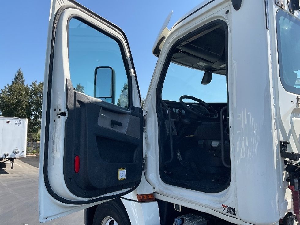 Day Cab Tractor-Heavy Duty Tractors-Freightliner-2019-T12642ST-Sacramento-CA-217,709\n\t\tmiles-$ 55,750 - Image 9