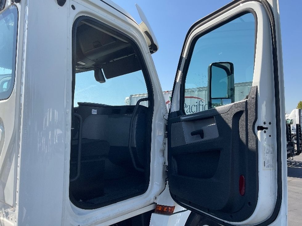 Day Cab Tractor-Heavy Duty Tractors-Freightliner-2019-T12642ST-Sacramento-CA-239,309\n\t\tmiles-$ 54,500 - Image 12