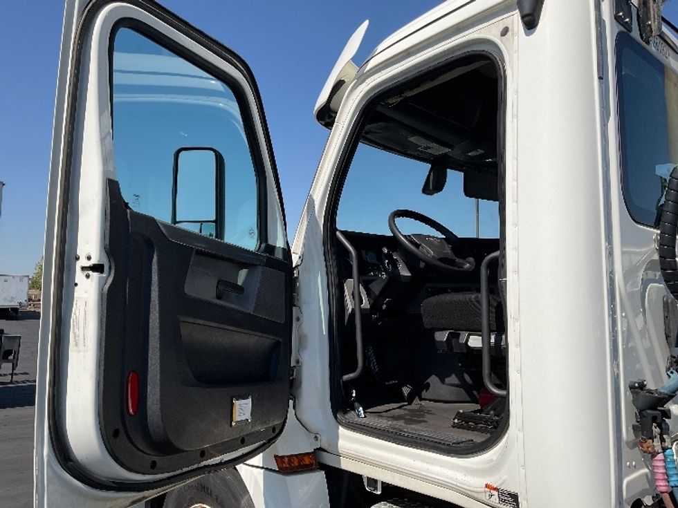 Day Cab Tractor-Heavy Duty Tractors-Freightliner-2019-T12642ST-Sacramento-CA-239,309\n\t\tmiles-$ 54,500 - Image 9