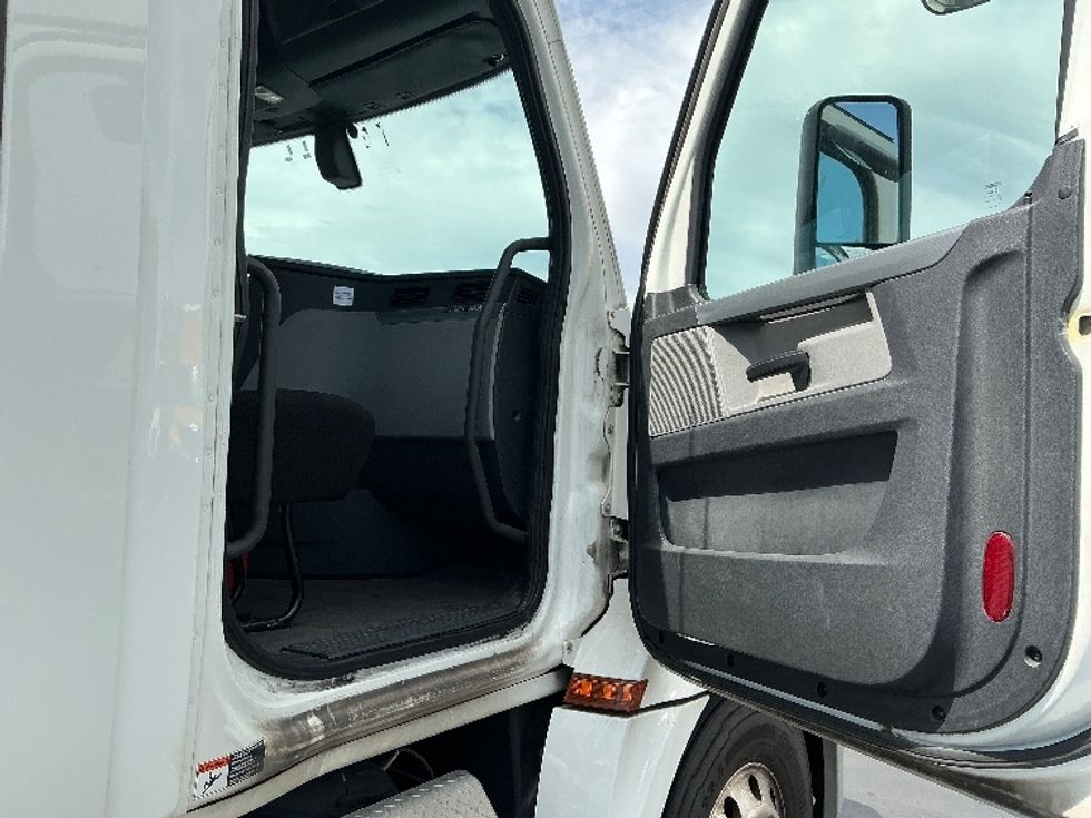 Day Cab Tractor-Heavy Duty Tractors-Freightliner-2019-T12642ST-Sacramento-CA-315,058\n\t\tmiles-$ 46,500 - Image 12