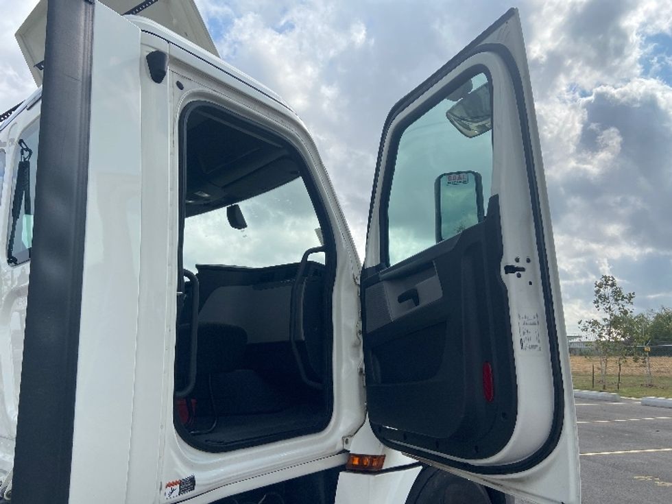 Day Cab Tractor-Heavy Duty Tractors-Freightliner-2019-T12642ST-San Antonio-TX-315,168\n\t\tmiles-$ 37,750 - Image 12