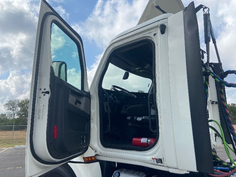 Day Cab Tractor-Heavy Duty Tractors-Freightliner-2019-T12642ST-San Antonio-TX-315,168\n\t\tmiles-$ 37,750 - Image 9