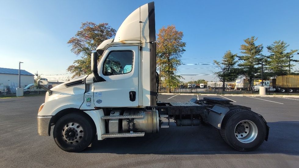 Day Cab Tractor-Heavy Duty Tractors-Freightliner-2019-T12642ST-South Plainfield-NJ-625,323\n\t\tmiles-$ 21,750 - Image 4