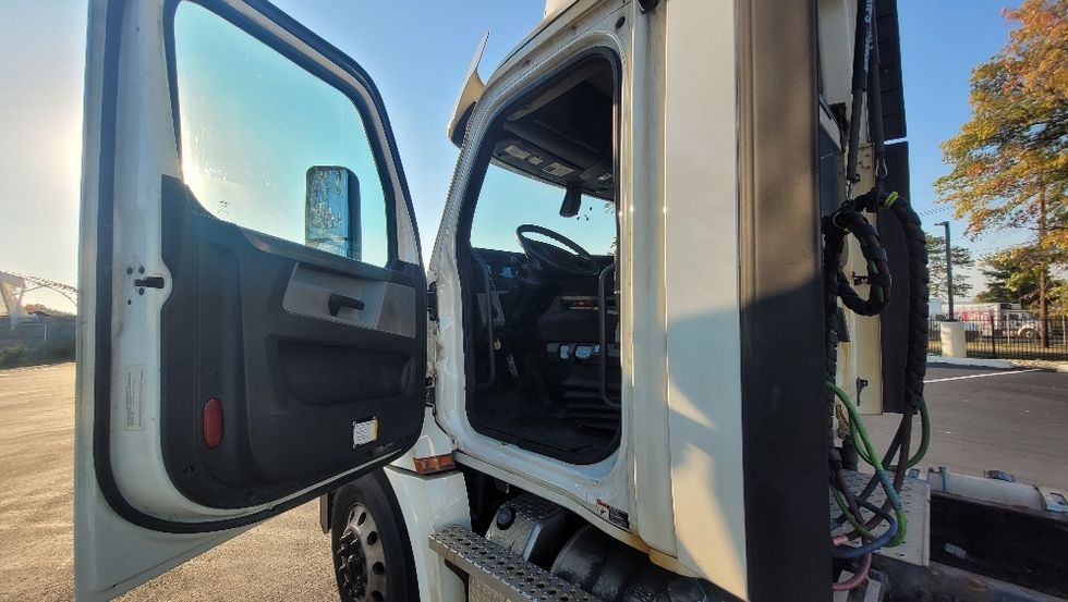 Day Cab Tractor-Heavy Duty Tractors-Freightliner-2019-T12642ST-South Plainfield-NJ-625,323\n\t\tmiles-$ 21,750 - Image 8