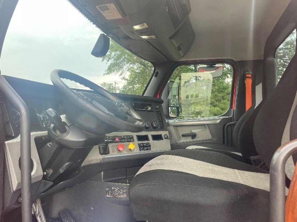 Day Cab Tractor-Heavy Duty Tractors-Freightliner-2019-T12642ST-Spartanburg-SC-344,820\n\t\tmiles-$ 38,500 - Image 10