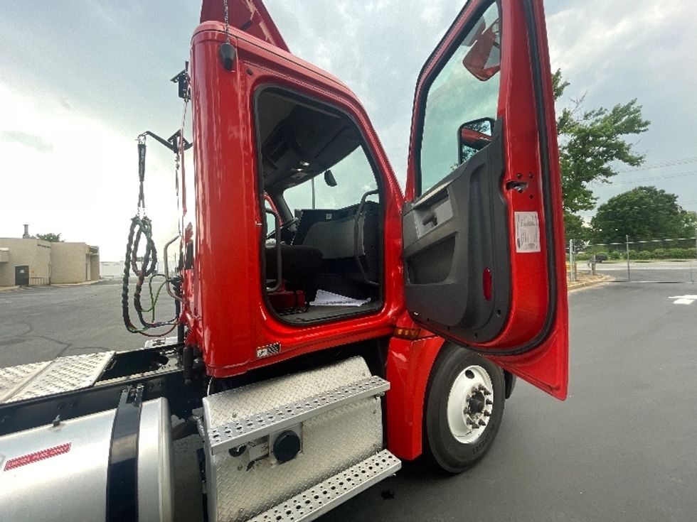 Day Cab Tractor-Heavy Duty Tractors-Freightliner-2019-T12642ST-Spartanburg-SC-344,820\n\t\tmiles-$ 38,500 - Image 12