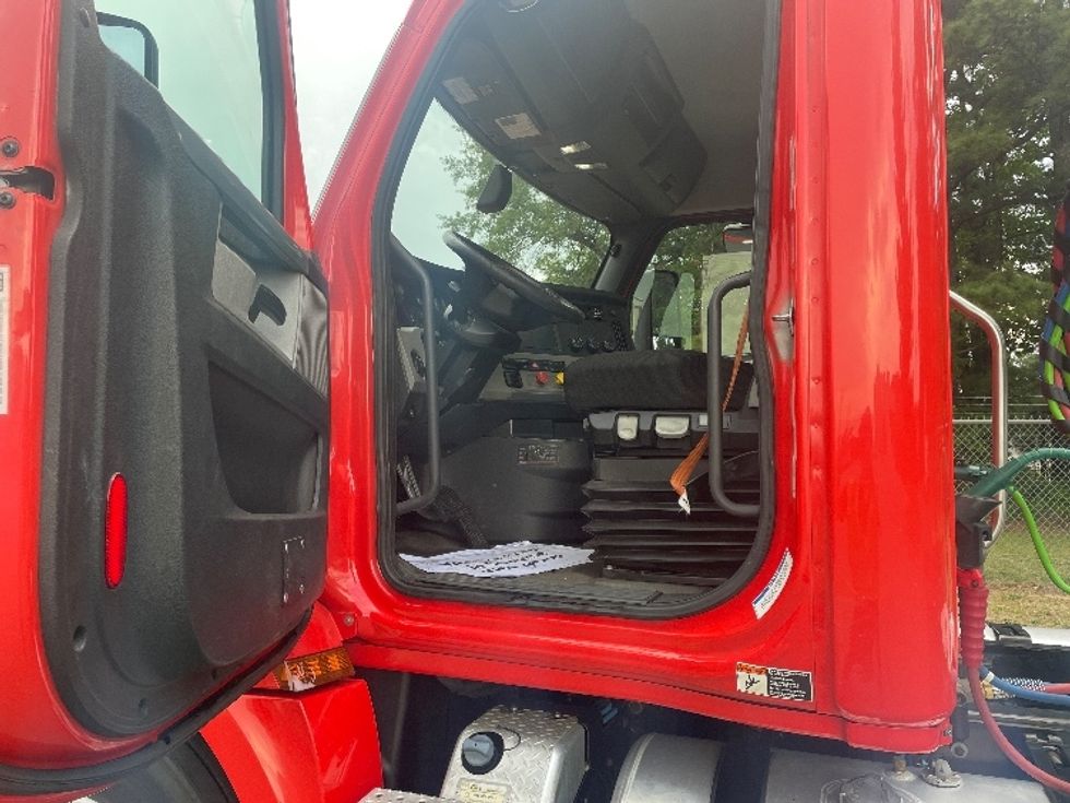 Day Cab Tractor-Heavy Duty Tractors-Freightliner-2019-T12642ST-Spartanburg-SC-344,820\n\t\tmiles-$ 38,500 - Image 9