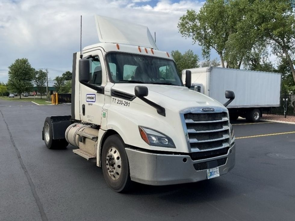 Day Cab Tractor-Heavy Duty Tractors-Freightliner-2019-T12642ST-Springfield-MA-381,645\n\t\tmiles-$ 36,750 - Image 1