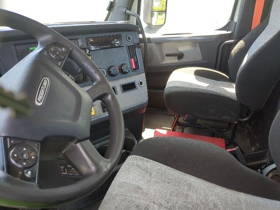 Day Cab Tractor-Heavy Duty Tractors-Freightliner-2019-T12642ST-Springfield-MA-381,645\n\t\tmiles-$ 36,750 - Image 10