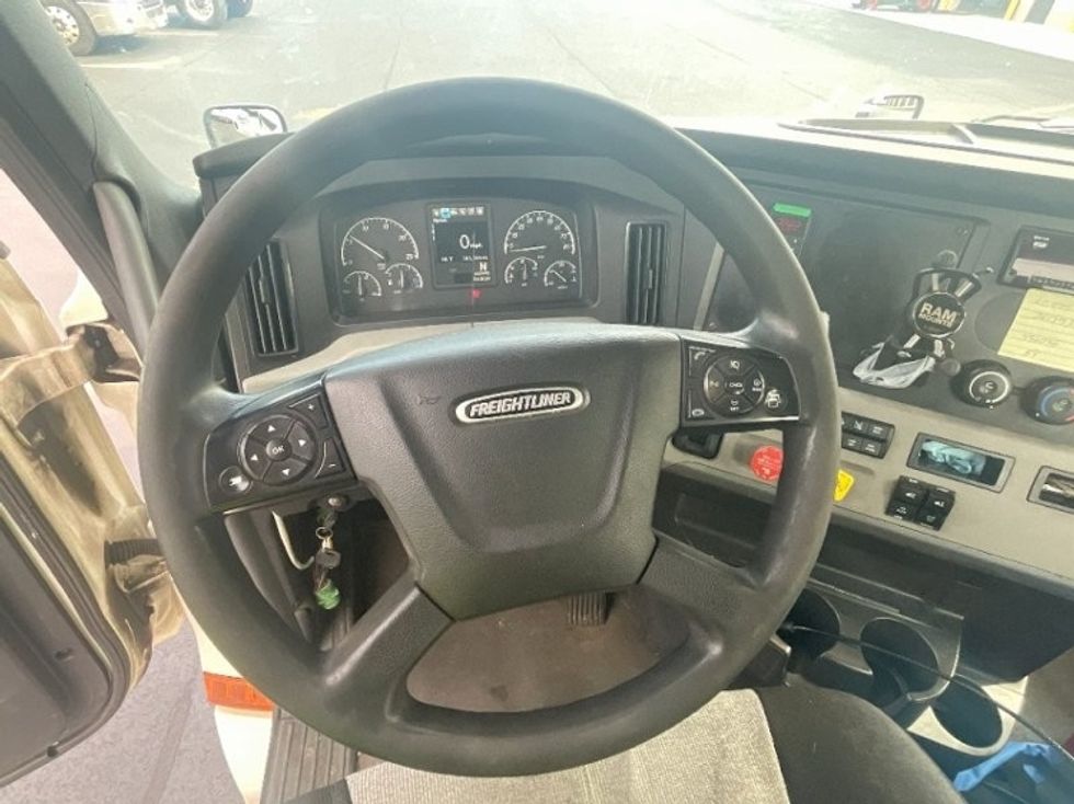 Day Cab Tractor-Heavy Duty Tractors-Freightliner-2019-T12642ST-Springfield-MA-381,645\n\t\tmiles-$ 36,750 - Image 11