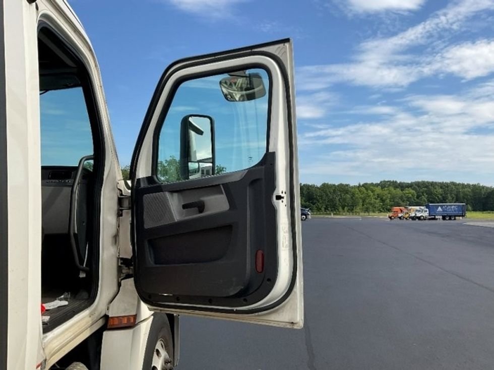 Day Cab Tractor-Heavy Duty Tractors-Freightliner-2019-T12642ST-Springfield-MA-381,645\n\t\tmiles-$ 36,750 - Image 12