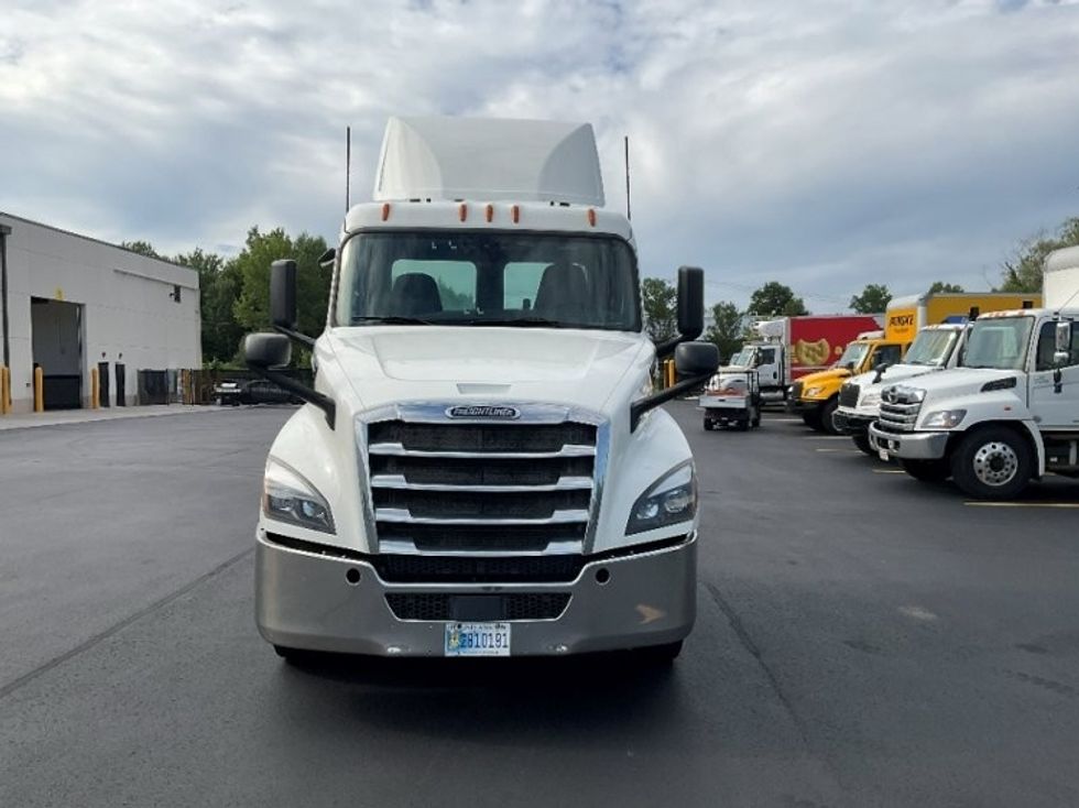 Day Cab Tractor-Heavy Duty Tractors-Freightliner-2019-T12642ST-Springfield-MA-381,645\n\t\tmiles-$ 36,750 - Image 2