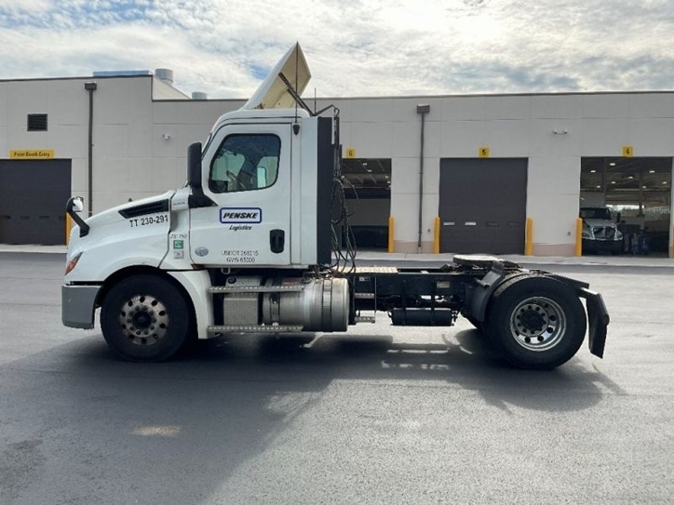 Day Cab Tractor-Heavy Duty Tractors-Freightliner-2019-T12642ST-Springfield-MA-381,645\n\t\tmiles-$ 36,750 - Image 4