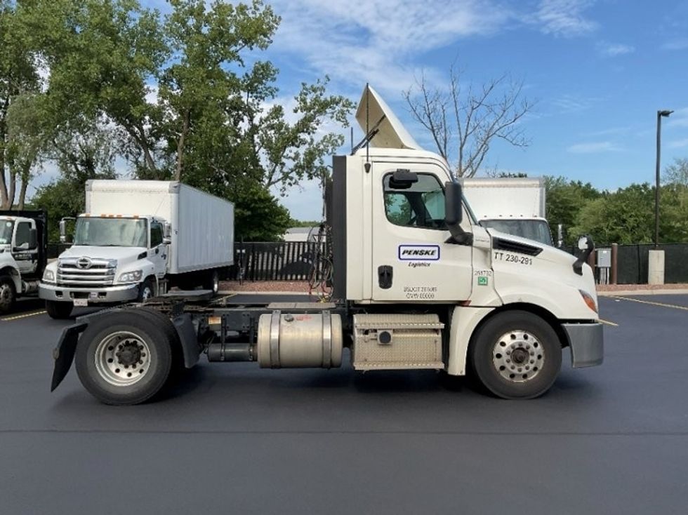 Day Cab Tractor-Heavy Duty Tractors-Freightliner-2019-T12642ST-Springfield-MA-381,645\n\t\tmiles-$ 36,750 - Image 8