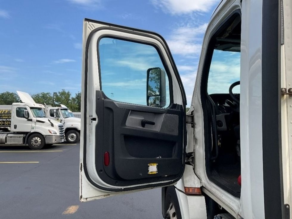 Day Cab Tractor-Heavy Duty Tractors-Freightliner-2019-T12642ST-Springfield-MA-381,645\n\t\tmiles-$ 36,750 - Image 9
